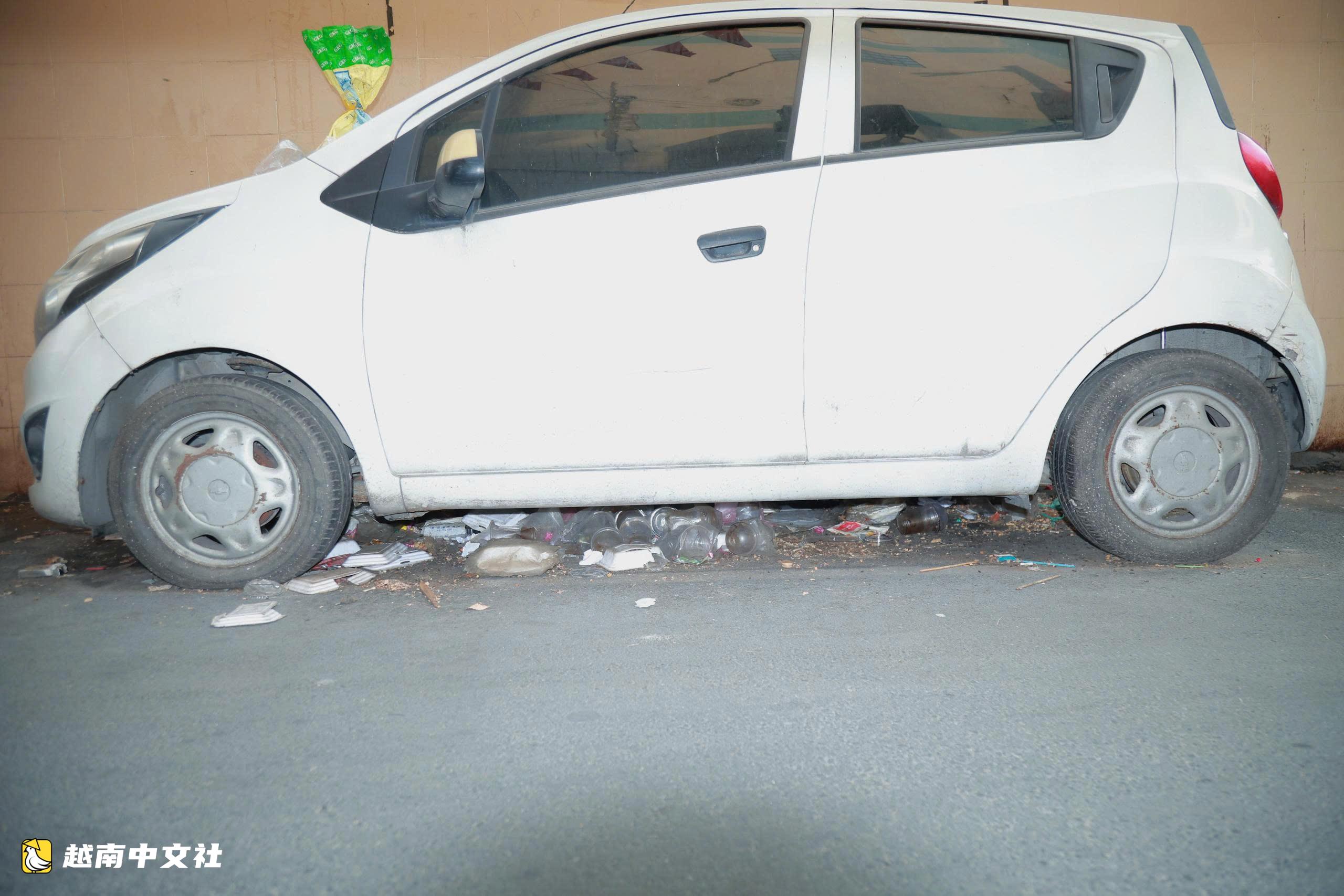 越南胡志明市奠邊府巷內停放數月擋道汽車被吊走