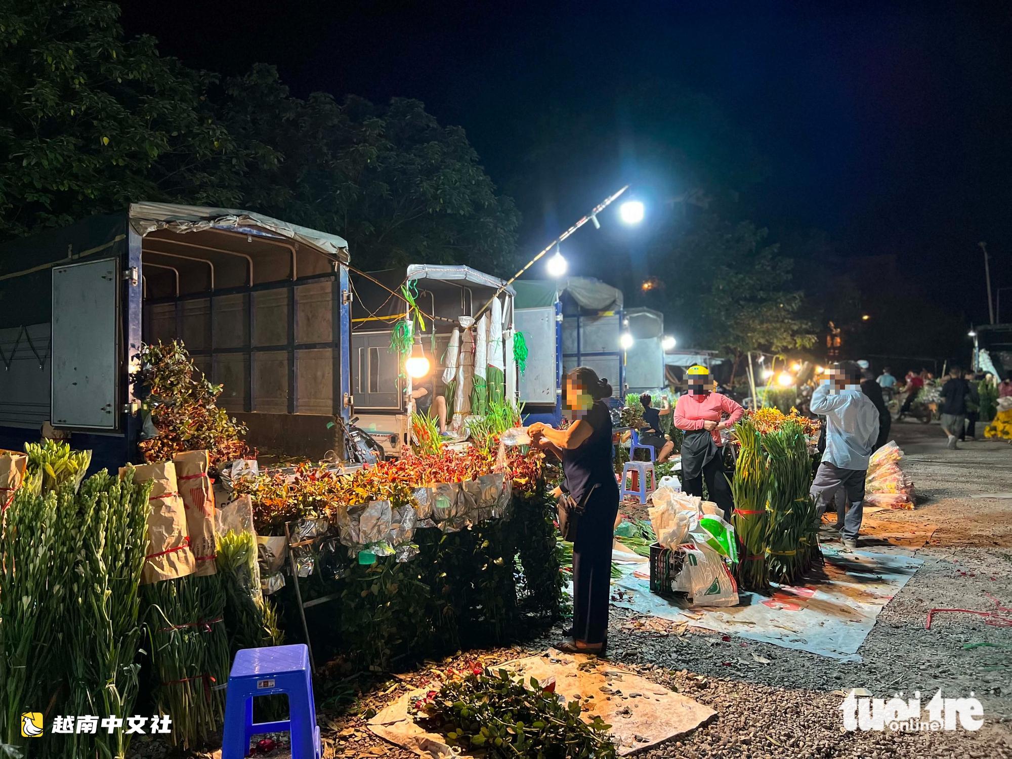 河內墓園後規模巨大的黑市通宵經營