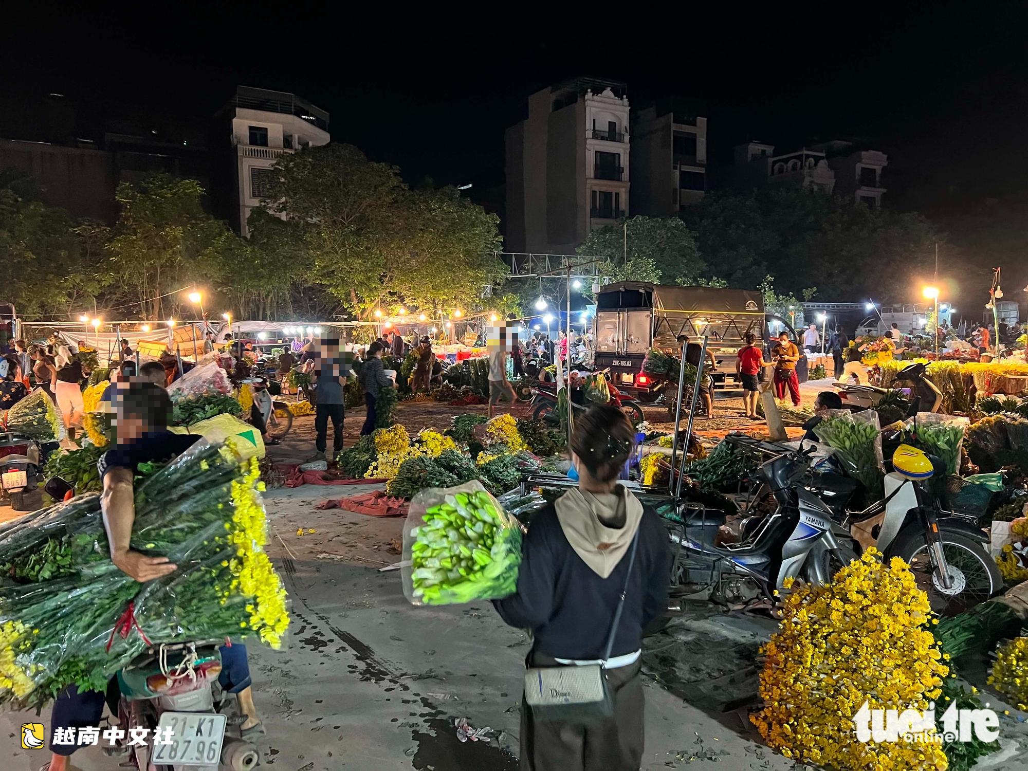河內墓園後規模巨大的黑市通宵經營