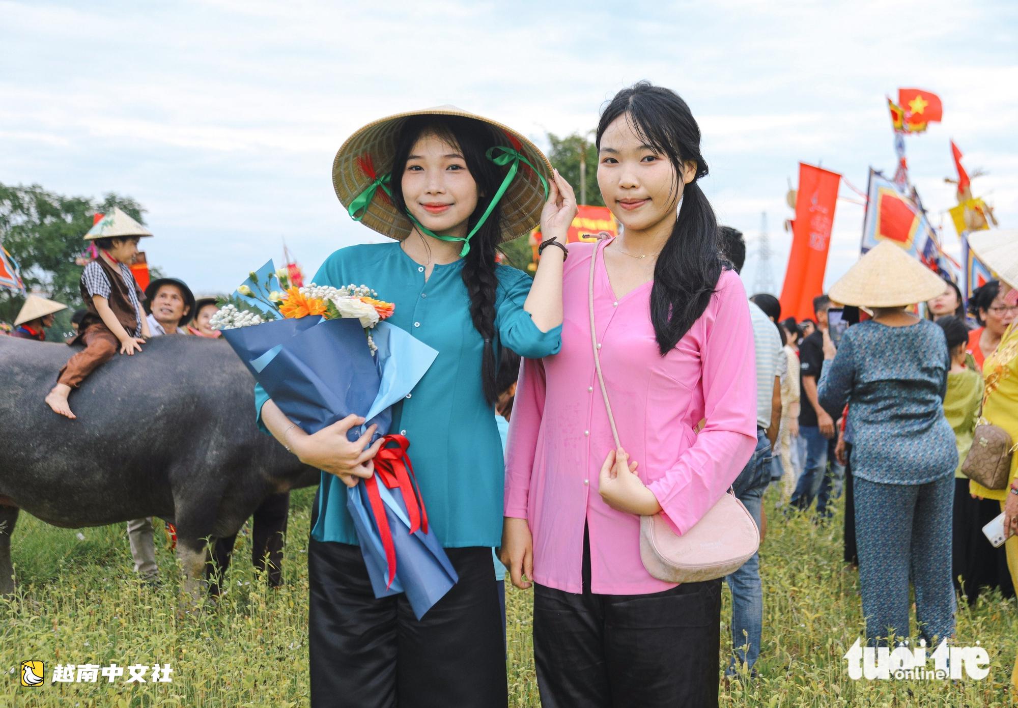 越南峴港民眾抬神農像、在神石前祭祀,慶祝豐來村牧童節