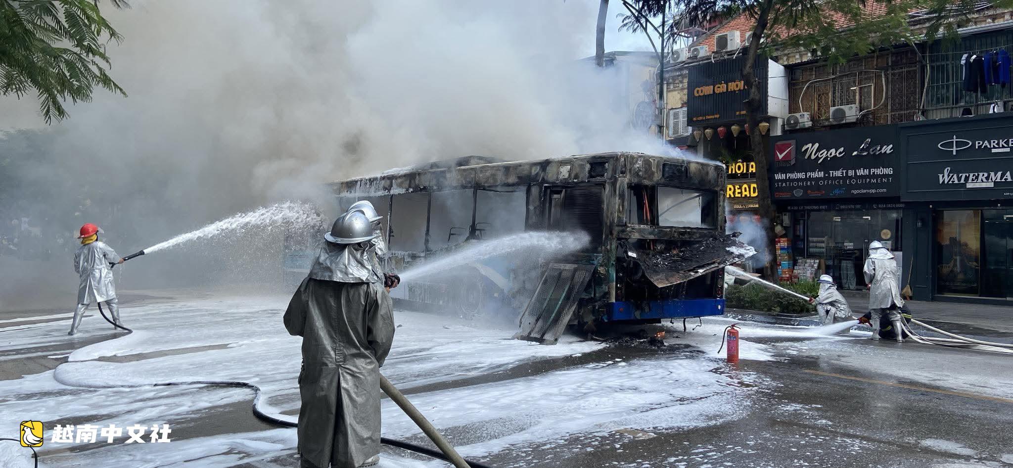 越南河內市中心一輛公交車燃起大火