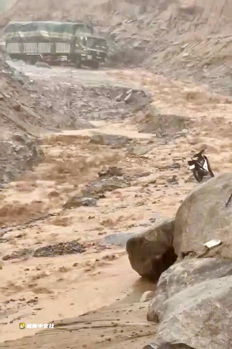 越南富安省暴雨後,正在施工的道路發生嚴重滑坡