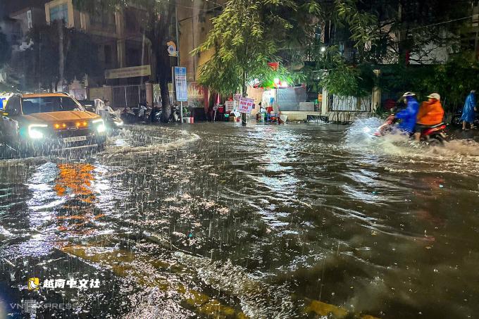 越南峴港市中心多條街道因季初大雨出現內澇