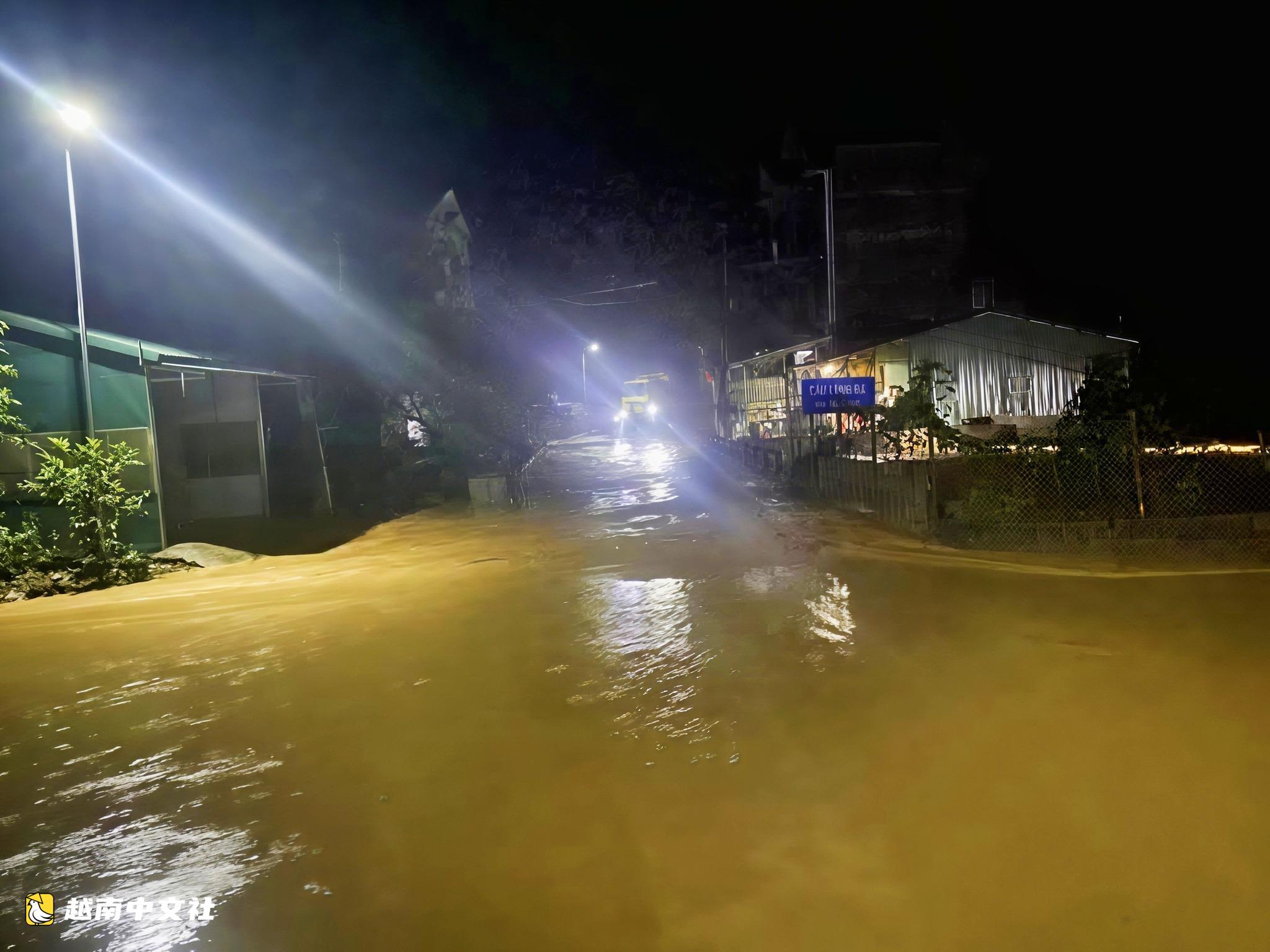 越南高平省暴雨洪水沖走客車、破壞道路畫面