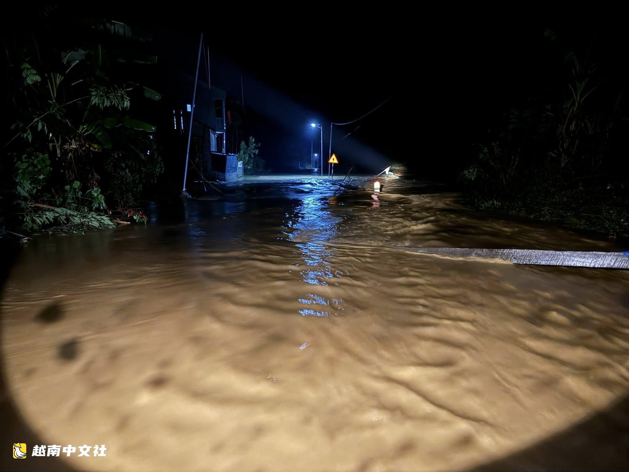 越南高平省暴雨洪水沖走客車、破壞道路畫面