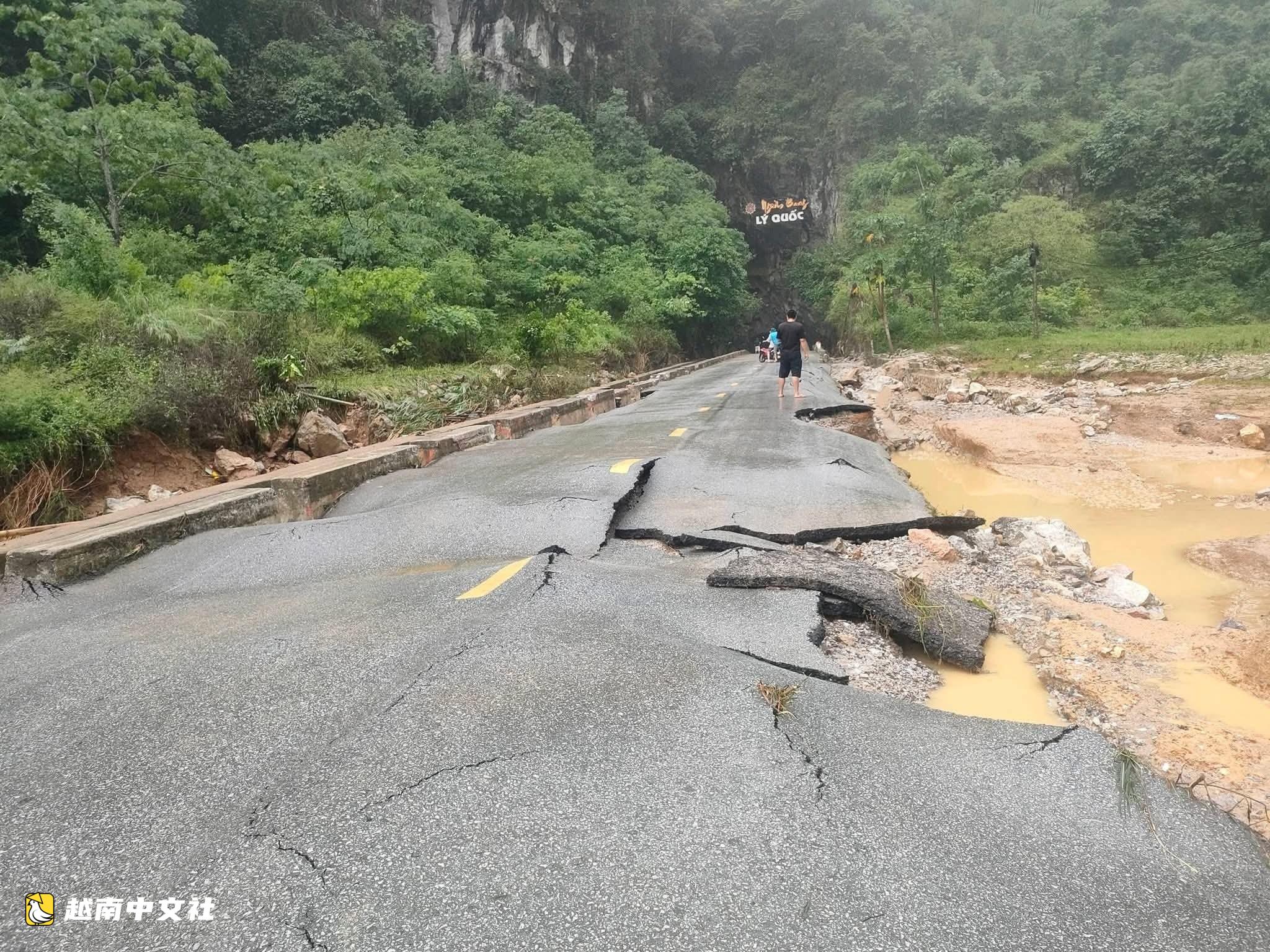 越南高平省暴雨洪水沖走客車、破壞道路畫面