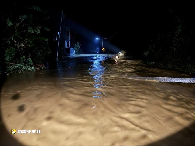 越南深夜突發洪水,客車被沖走百餘米