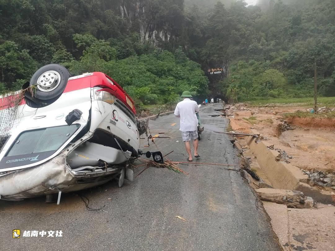 越南高平省暴雨洪水沖走客車、破壞道路畫面