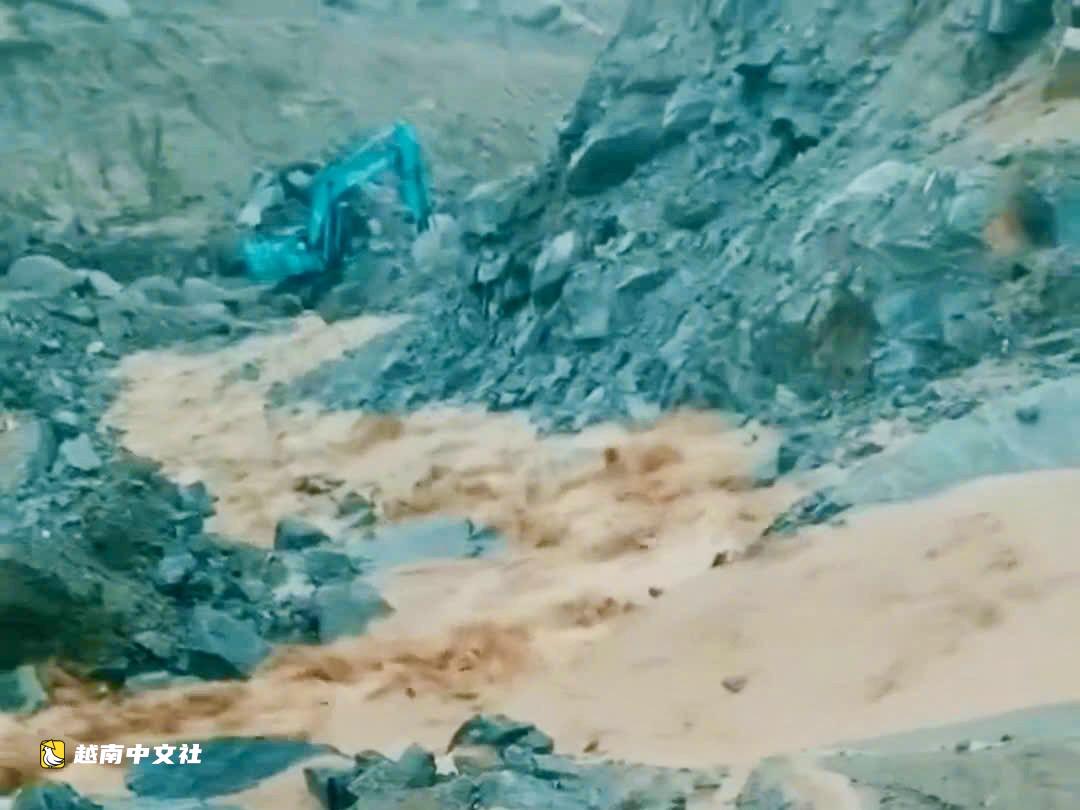 越南富安省暴雨後,正在施工的道路發生嚴重滑坡