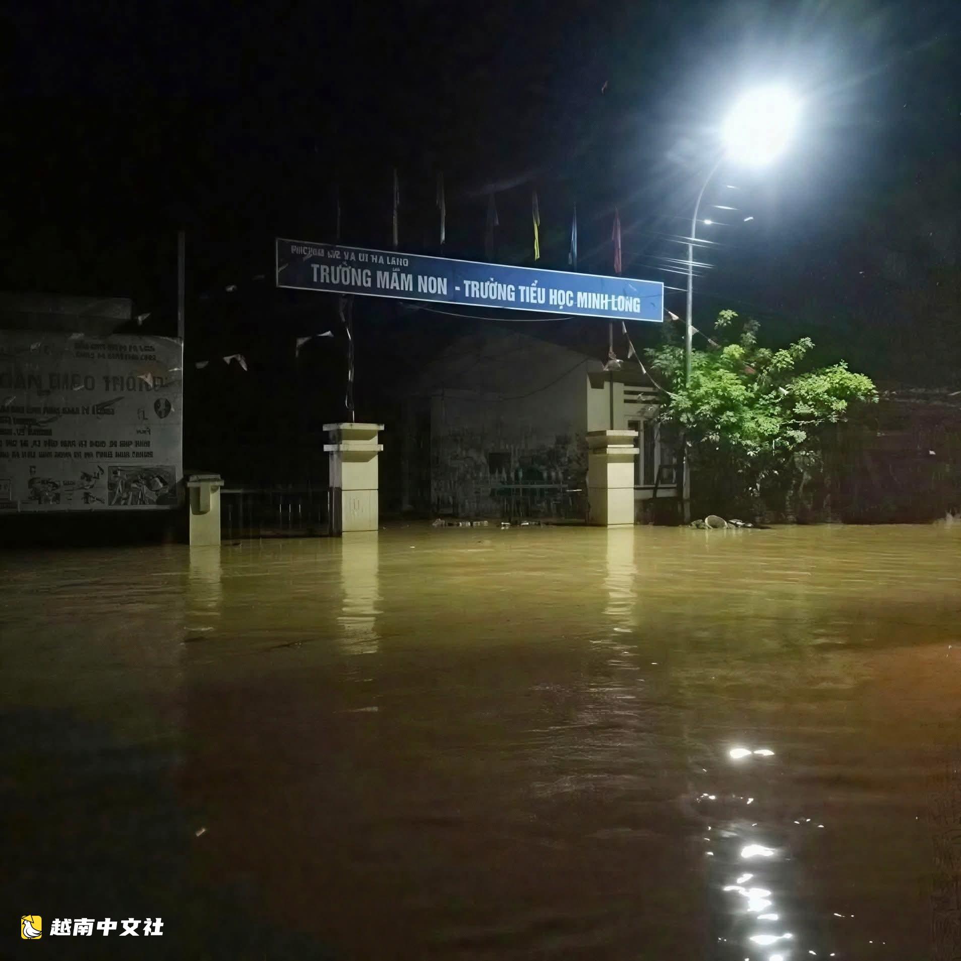 越南高平省暴雨洪水沖走客車、破壞道路畫面