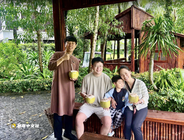 遊客在越南金蘭度假村愉快體驗免費摘椰子、喝椰汁