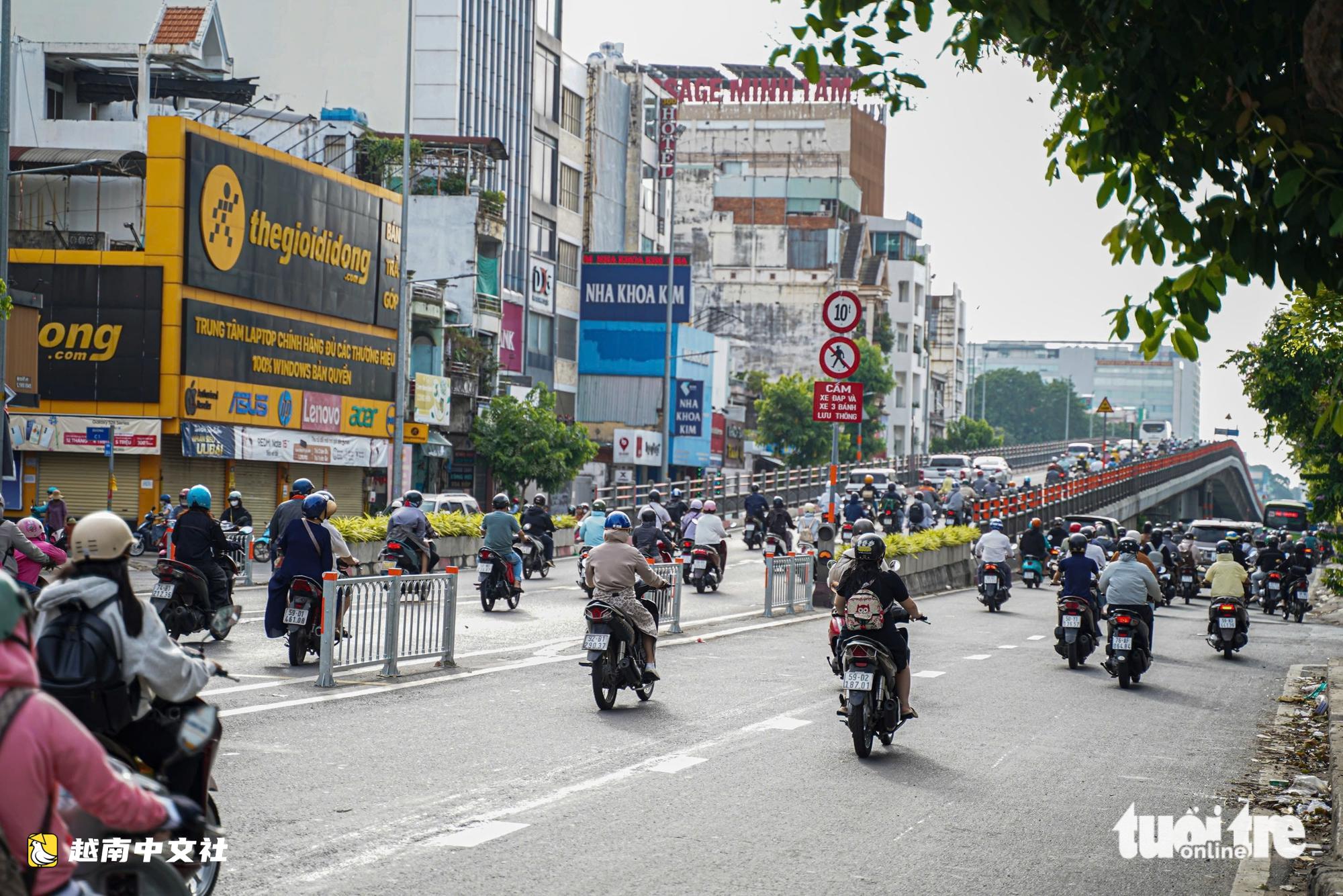 越南共和路在週末開通逆向車道3天后,週一早高峰更加暢通