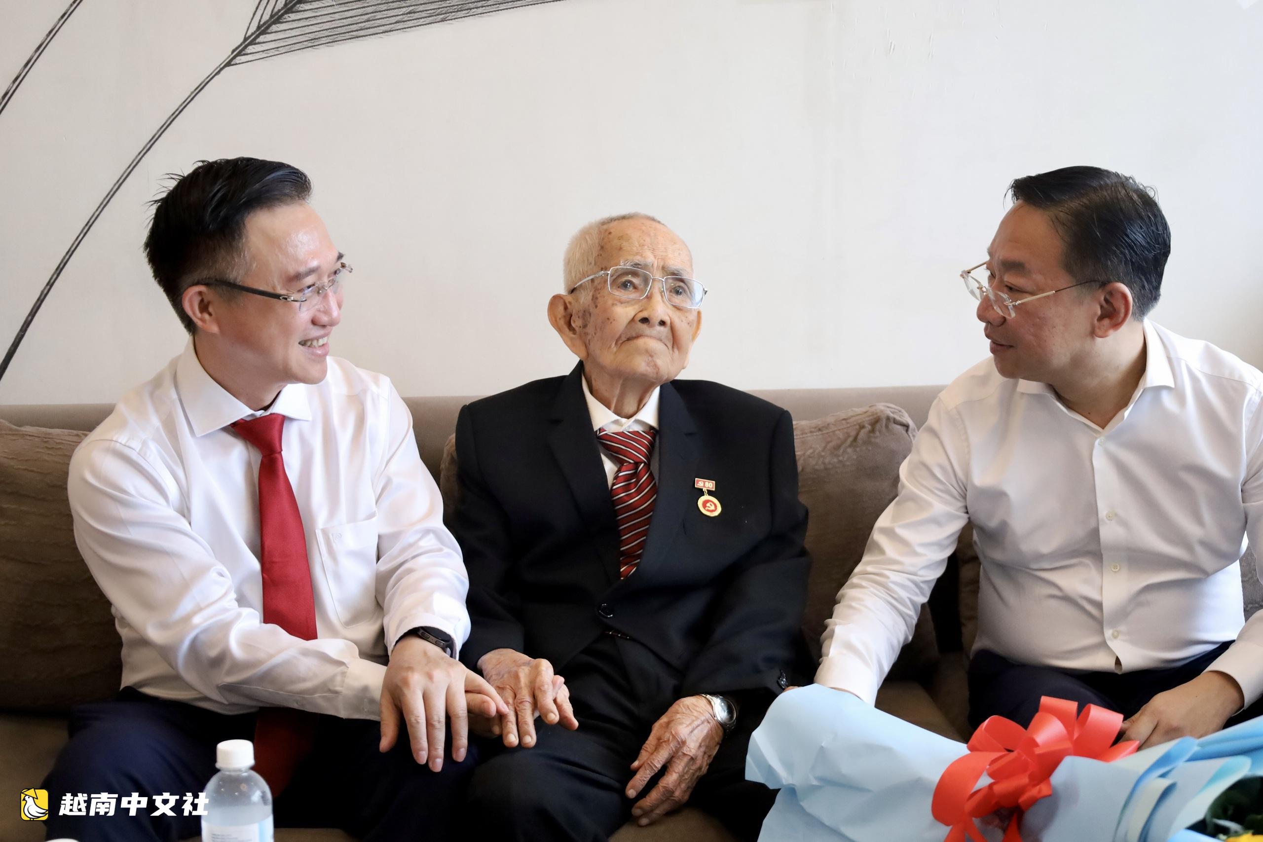 越南胡志明市領導向老黨員頒發80年黨齡紀念章