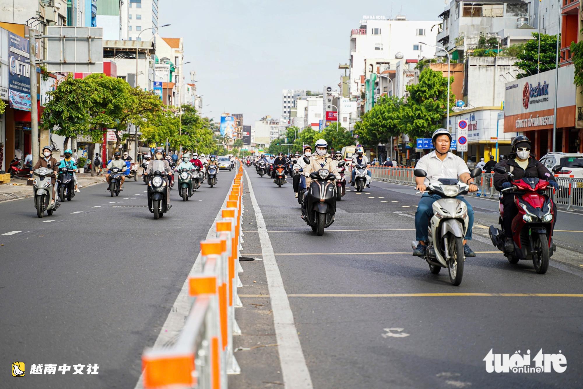 越南共和路在週末開通逆向車道3天后,週一早高峰更加暢通