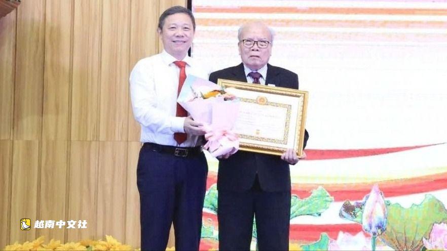 越南胡志明市領導向老黨員頒發80年黨齡紀念章