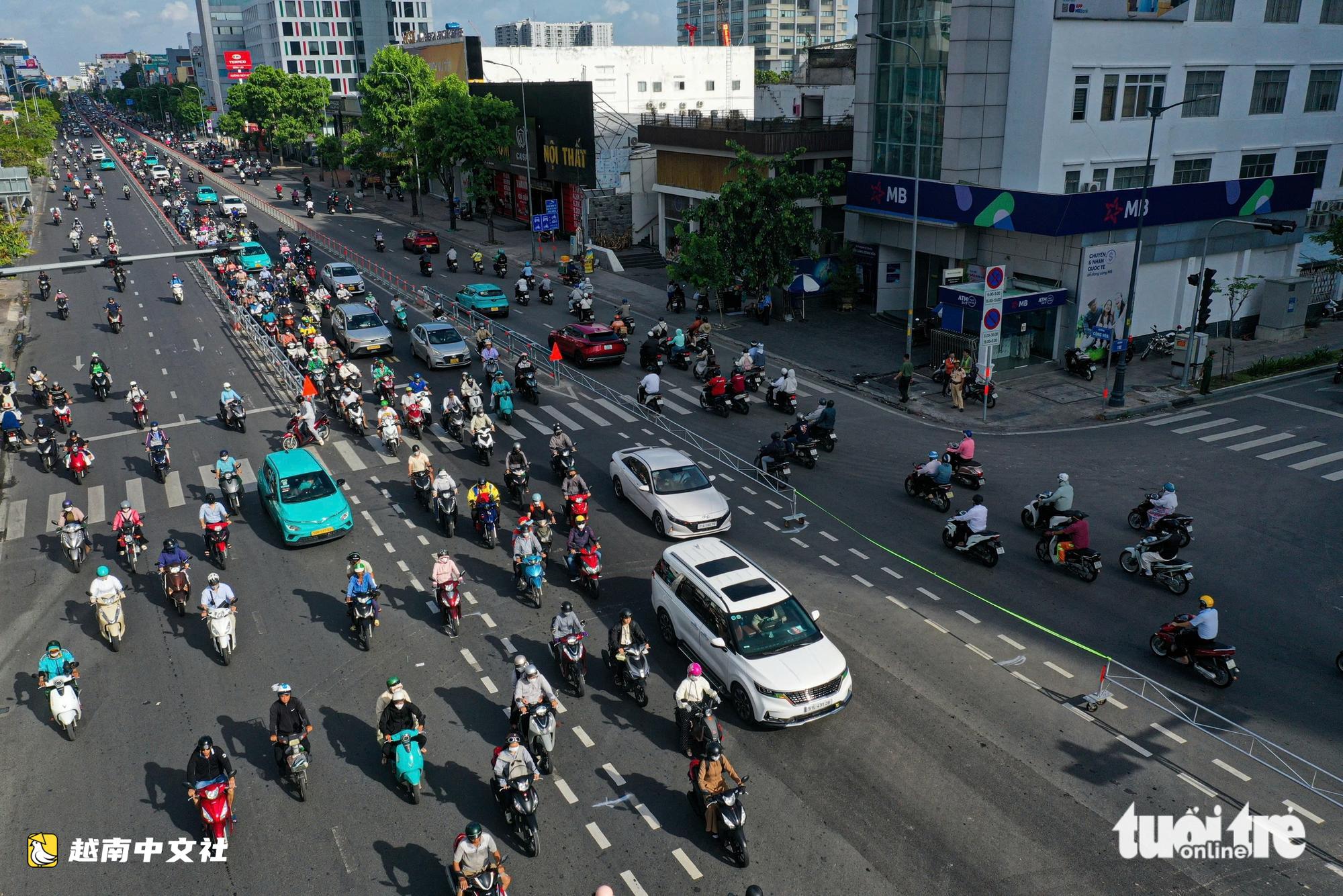 越南共和路在週末開通逆向車道3天后,週一早高峰更加暢通