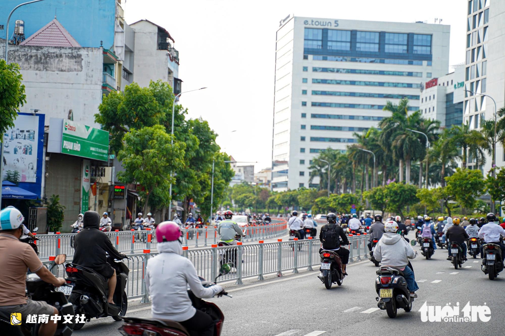 越南共和路在週末開通逆向車道3天后,週一早高峰更加暢通