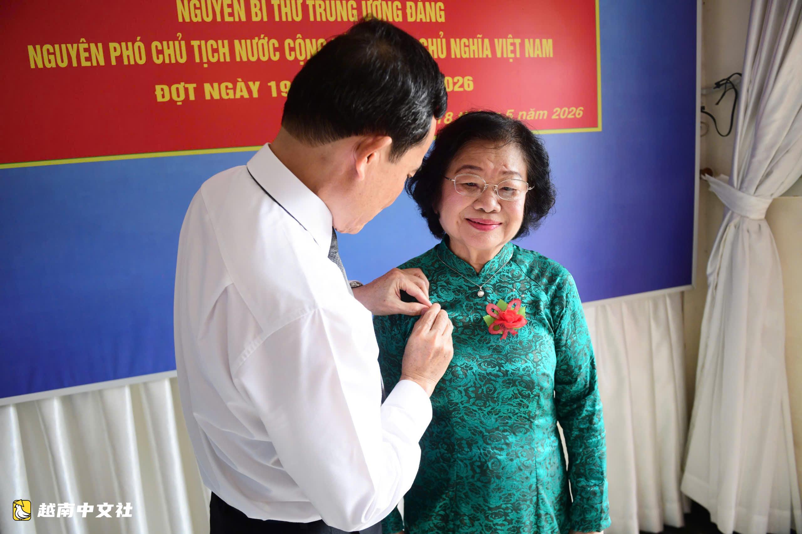 越共胡志明市市委書記陳流光向前國家副主席張美花頒發65年黨齡紀念章