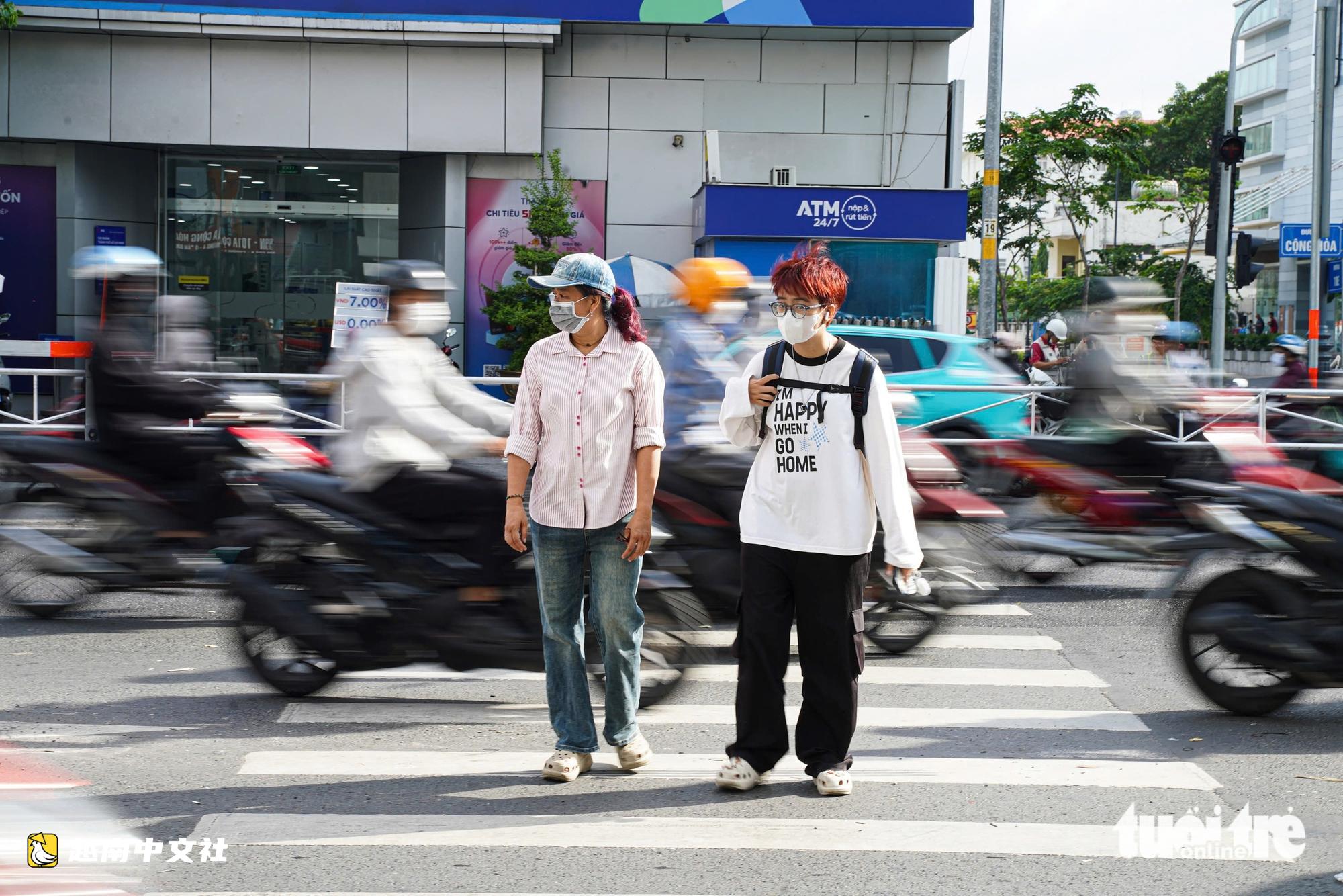 越南共和路在週末開通逆向車道3天后,週一早高峰更加暢通