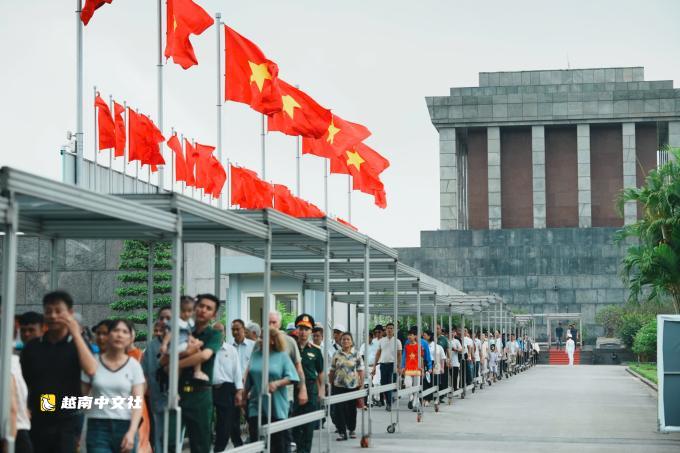 越共中央總書記、國家主席蘇林及黨和國家領導人、人民前往胡志明主席陵墓瞻仰