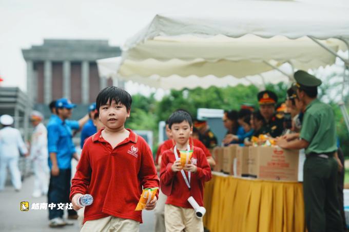 越共中央總書記、國家主席蘇林及黨和國家領導人、人民前往胡志明主席陵墓瞻仰