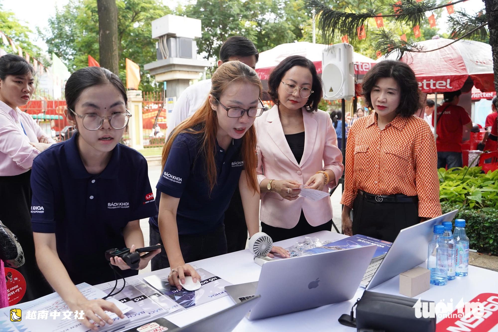 越南胡志明市民眾在市中心體驗虛擬現實、機器人及在線公共服務