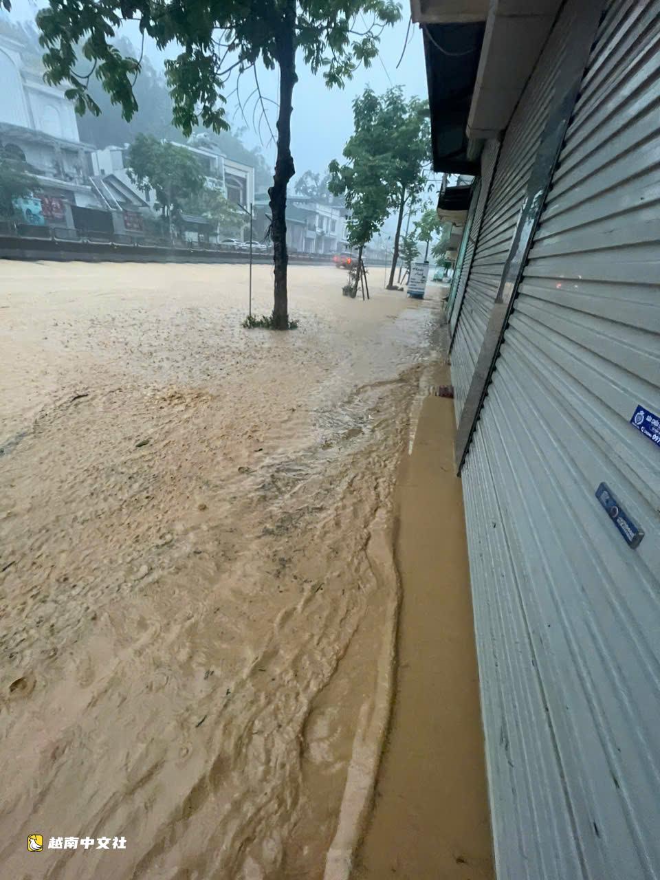 越南廣寧省錦普市暴雨持續,整座城市被淹