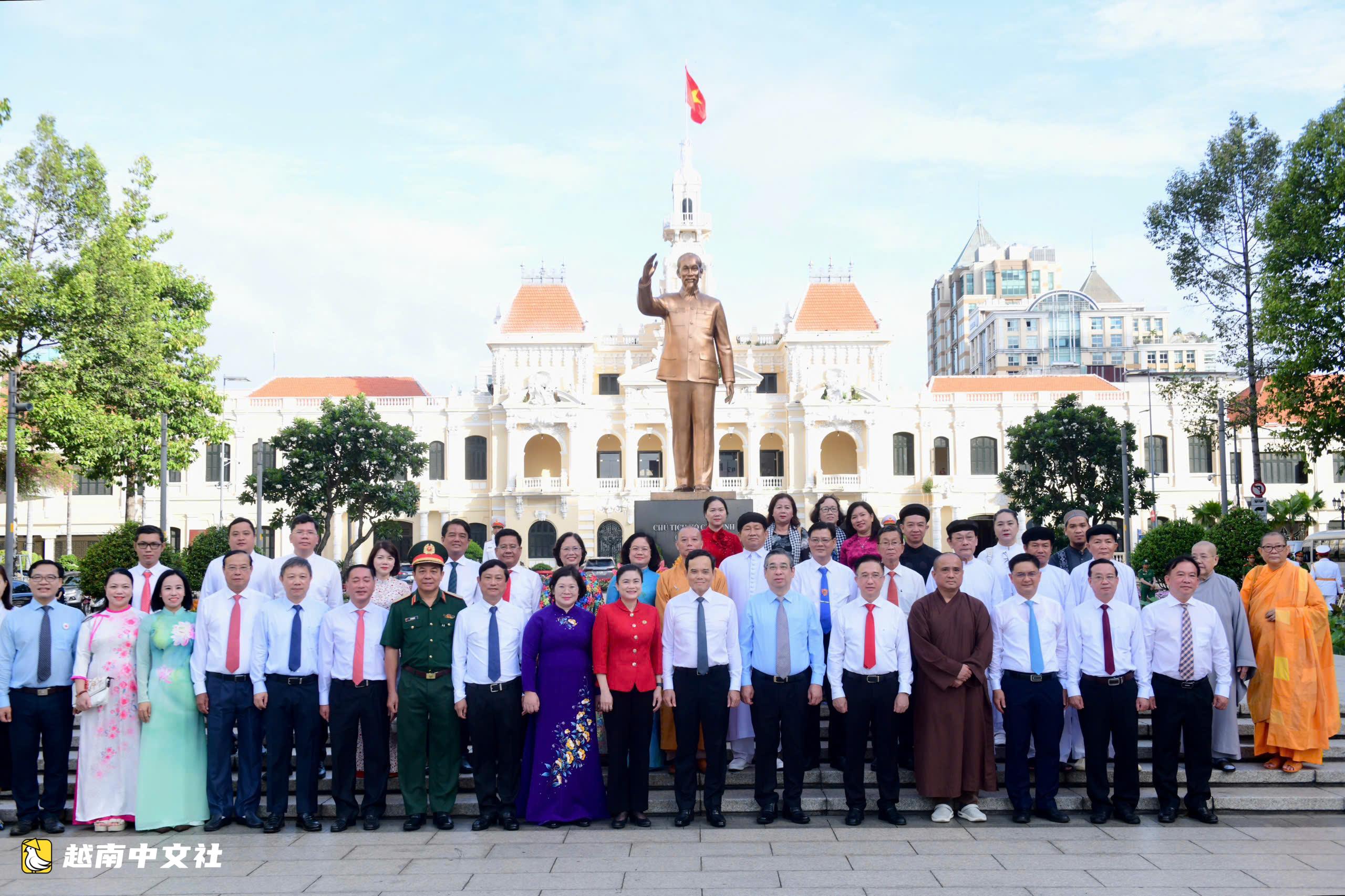 越南胡志明市市委書記陳流光率團向胡志明主席敬獻花籃