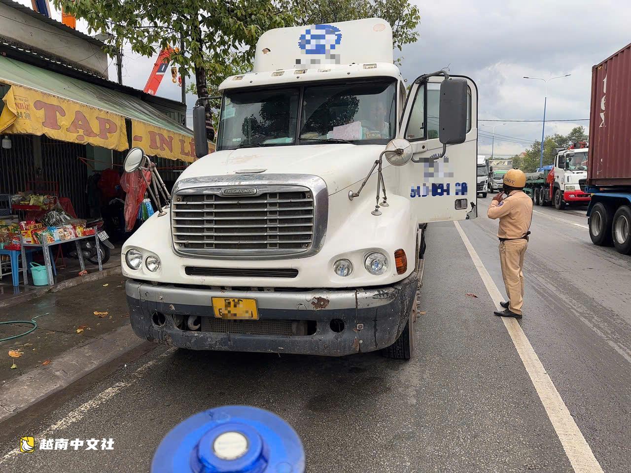 越南交警處理多輛集裝箱車在統一路、1K國道上違章停靠
