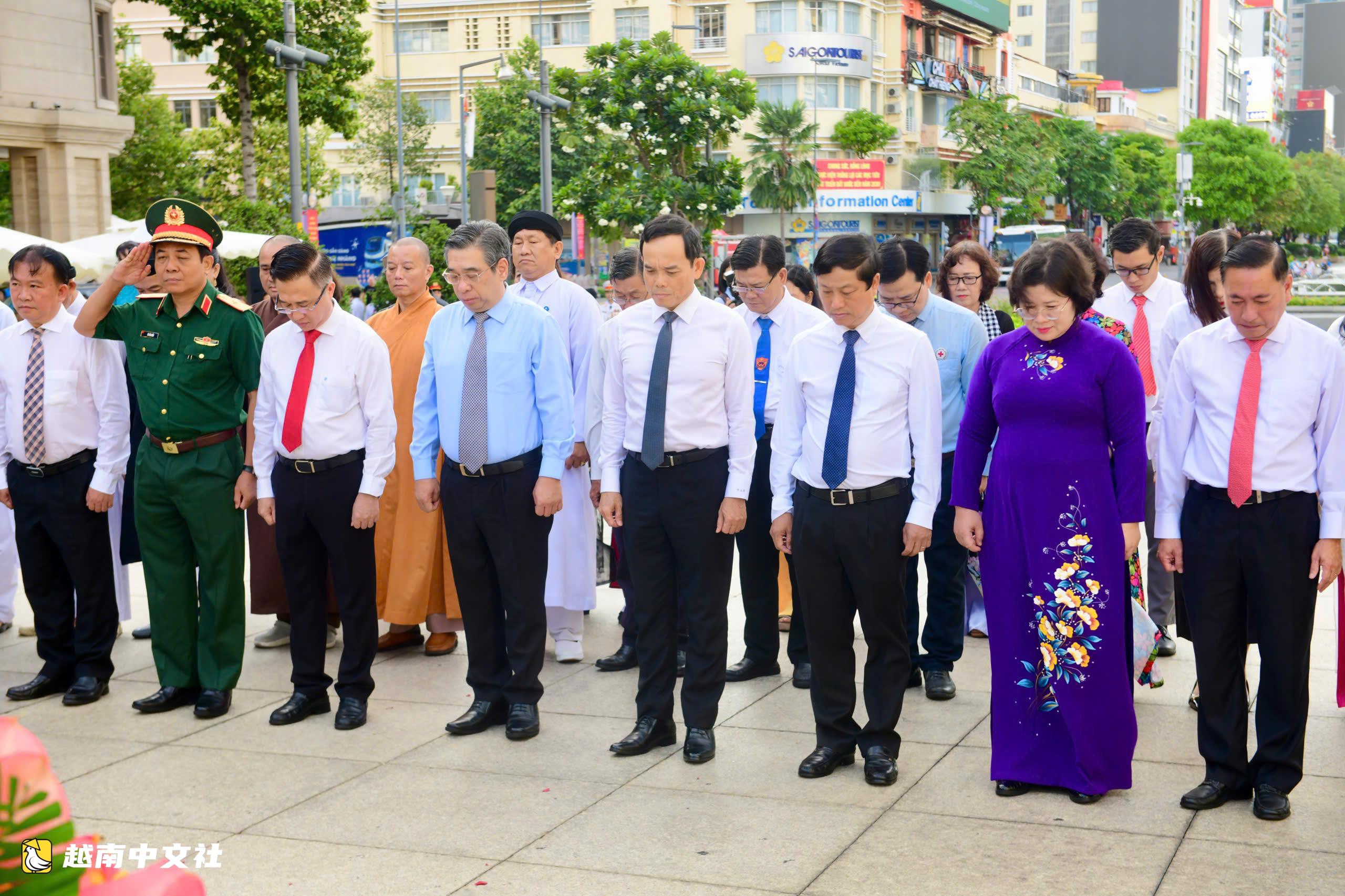 越南胡志明市市委書記陳流光率團向胡志明主席敬獻花籃