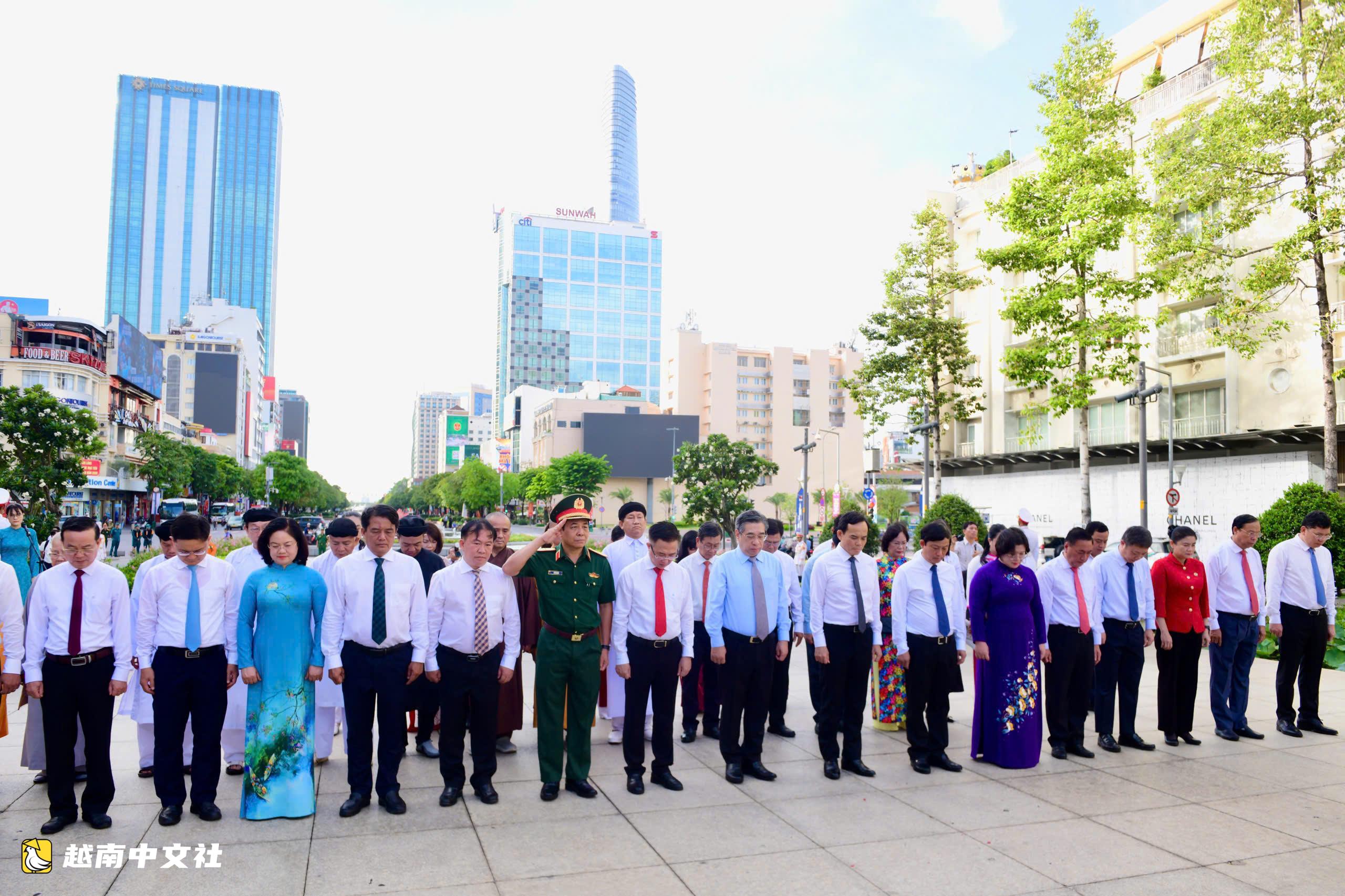 越南胡志明市市委書記陳流光率團向胡志明主席敬獻花籃