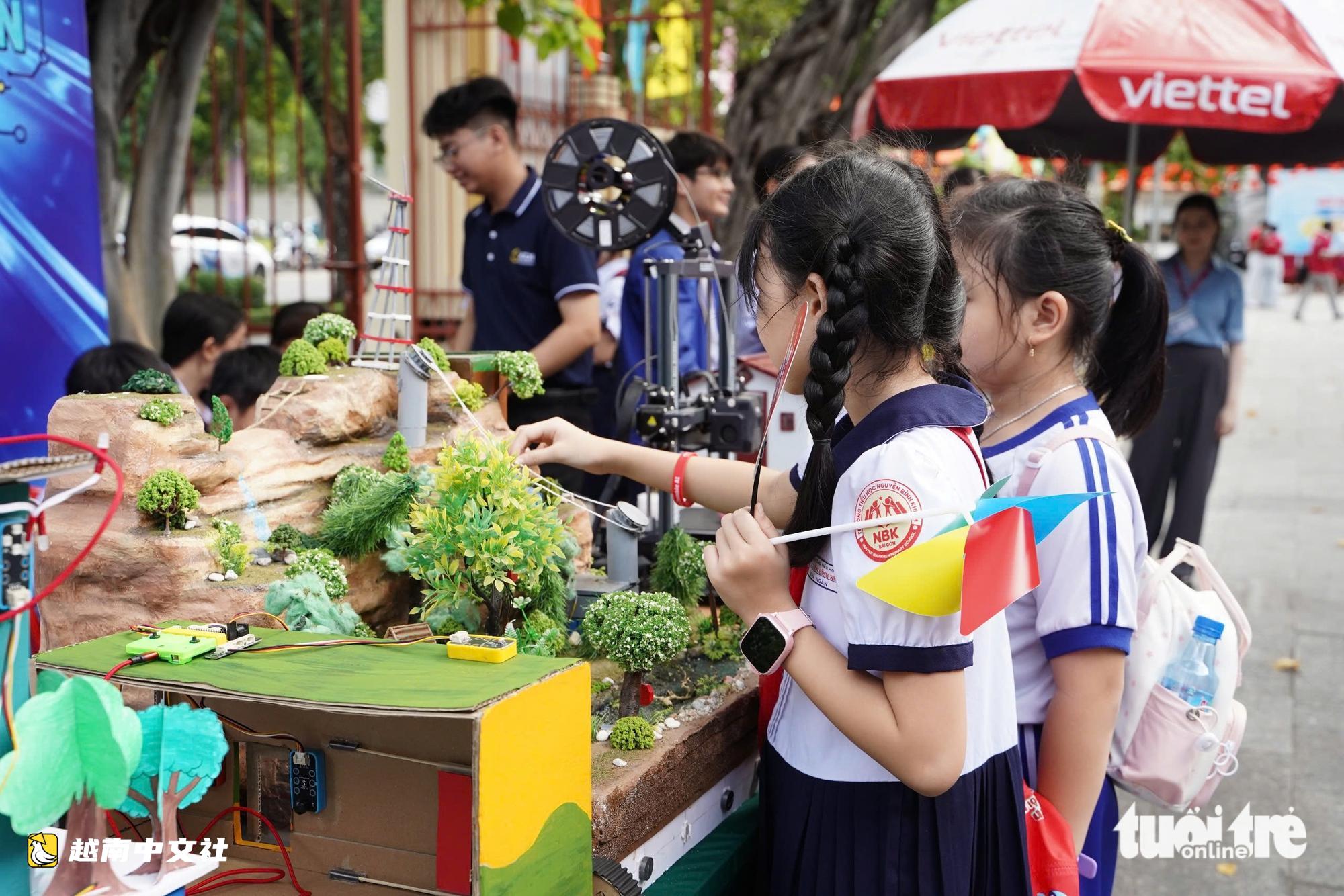 越南胡志明市民眾在市中心體驗虛擬現實、機器人及在線公共服務