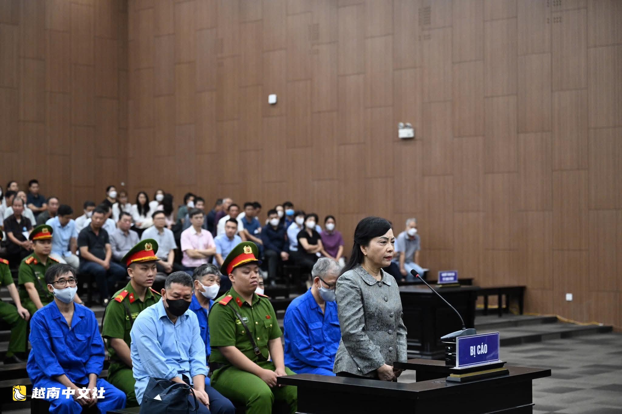 越南前衛生部長阮氏金進出庭受審:兩家醫院停滯浪費8030億越南盾