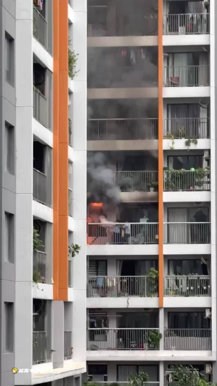 越南胡志明市一公寓7楼发生火灾