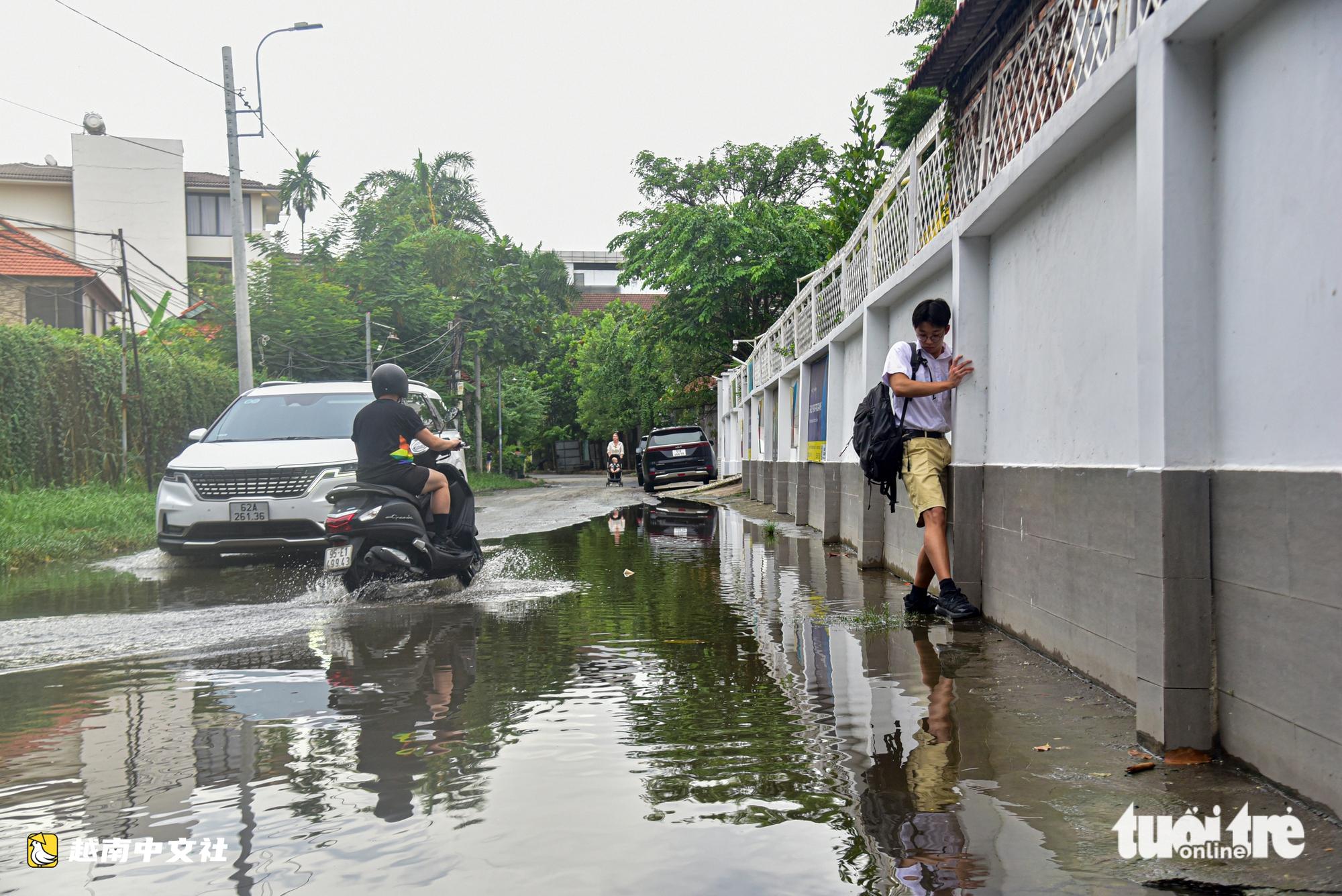 越南胡志明市守添區公寓仍被積水“圍困”