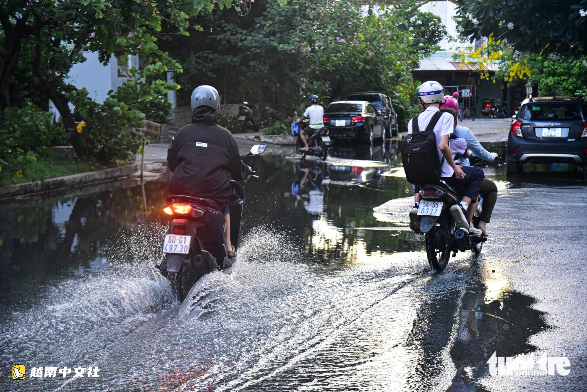 越南胡志明市守添區公寓仍被積水“圍困”