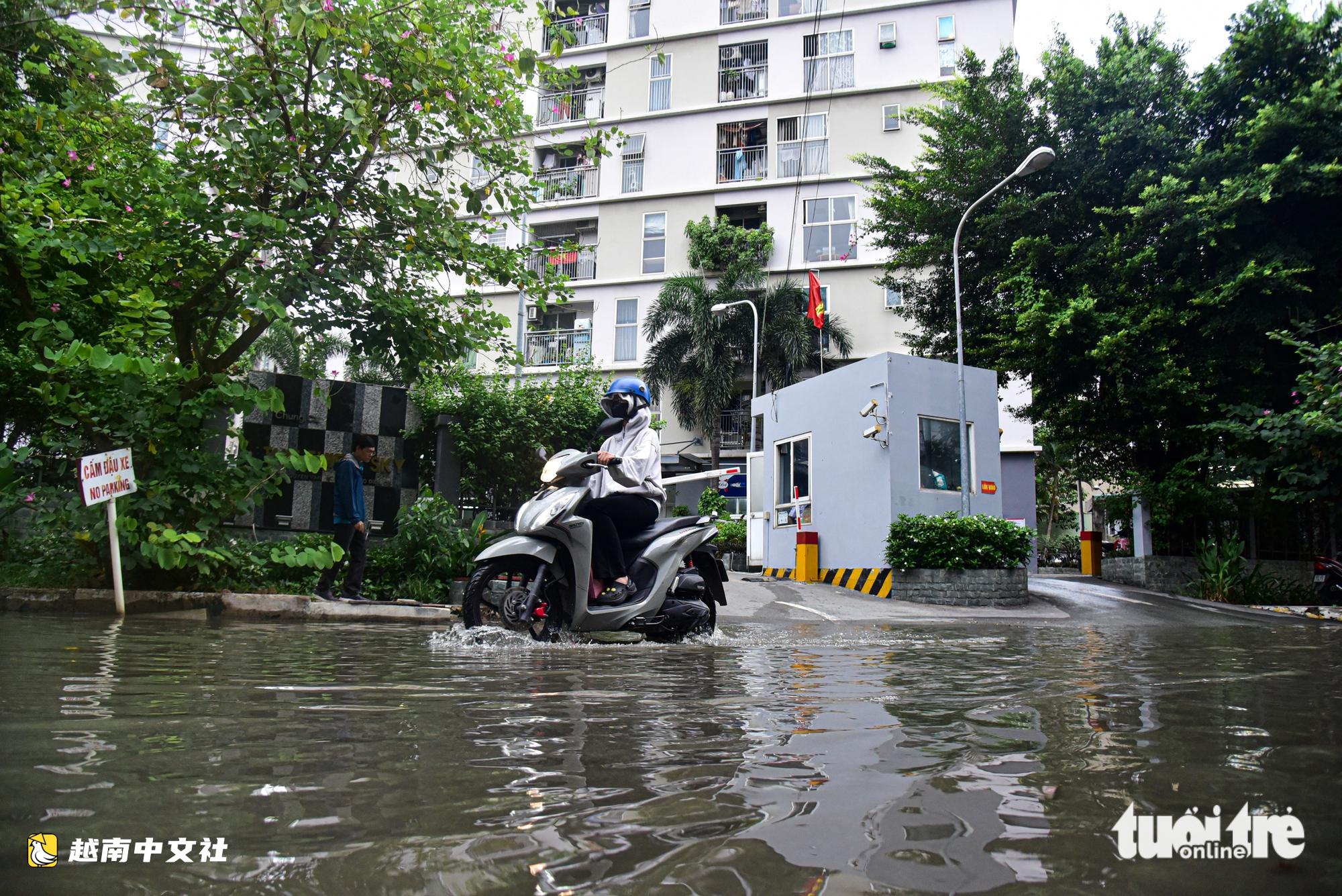 越南胡志明市守添區公寓仍被積水“圍困”
