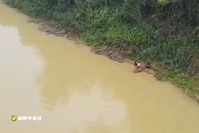 越南兩名男生救跳橋同學獲頒“勇敢青年”徽章