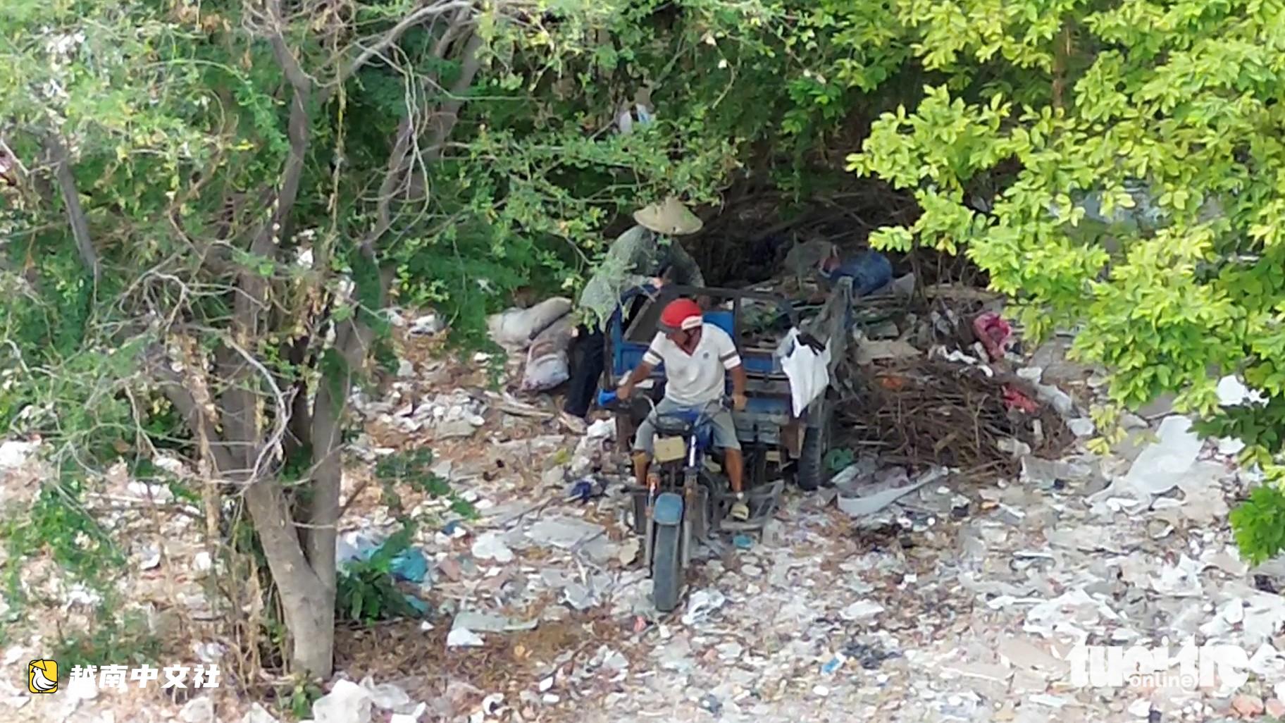 近距離觀察:在越南平興化墓地旁非法倒垃圾並收費
