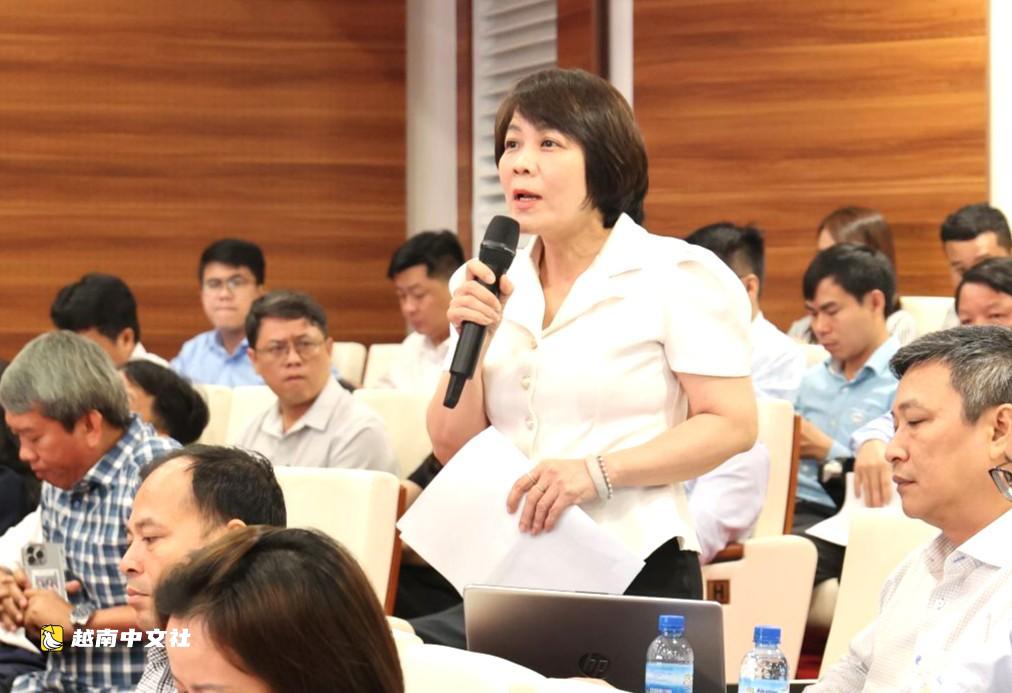 慶和(越南)為鄉級幹部解決困難和障礙