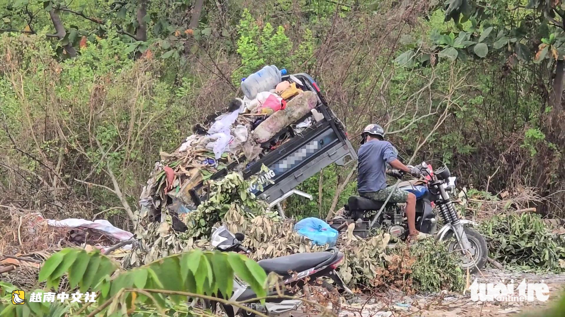 近距離觀察:在越南平興化墓地旁非法倒垃圾並收費