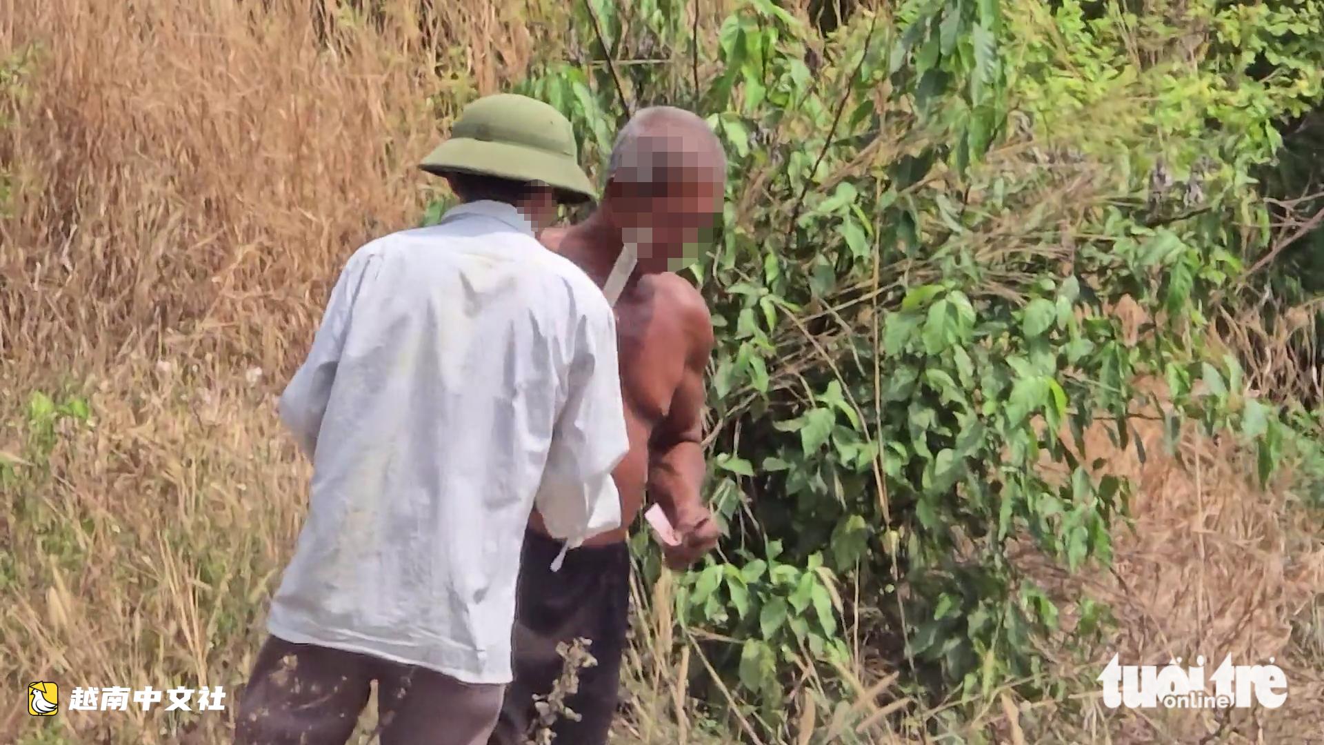 近距離觀察:在越南平興化墓地旁非法倒垃圾並收費