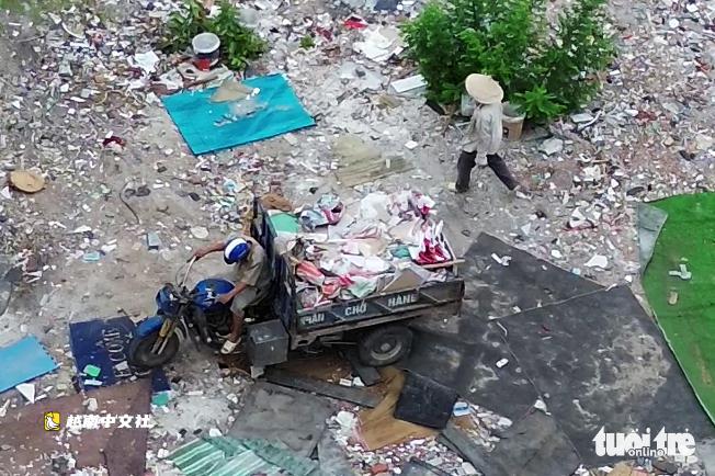 近距離觀察:在越南平興化墓地旁非法倒垃圾並收費