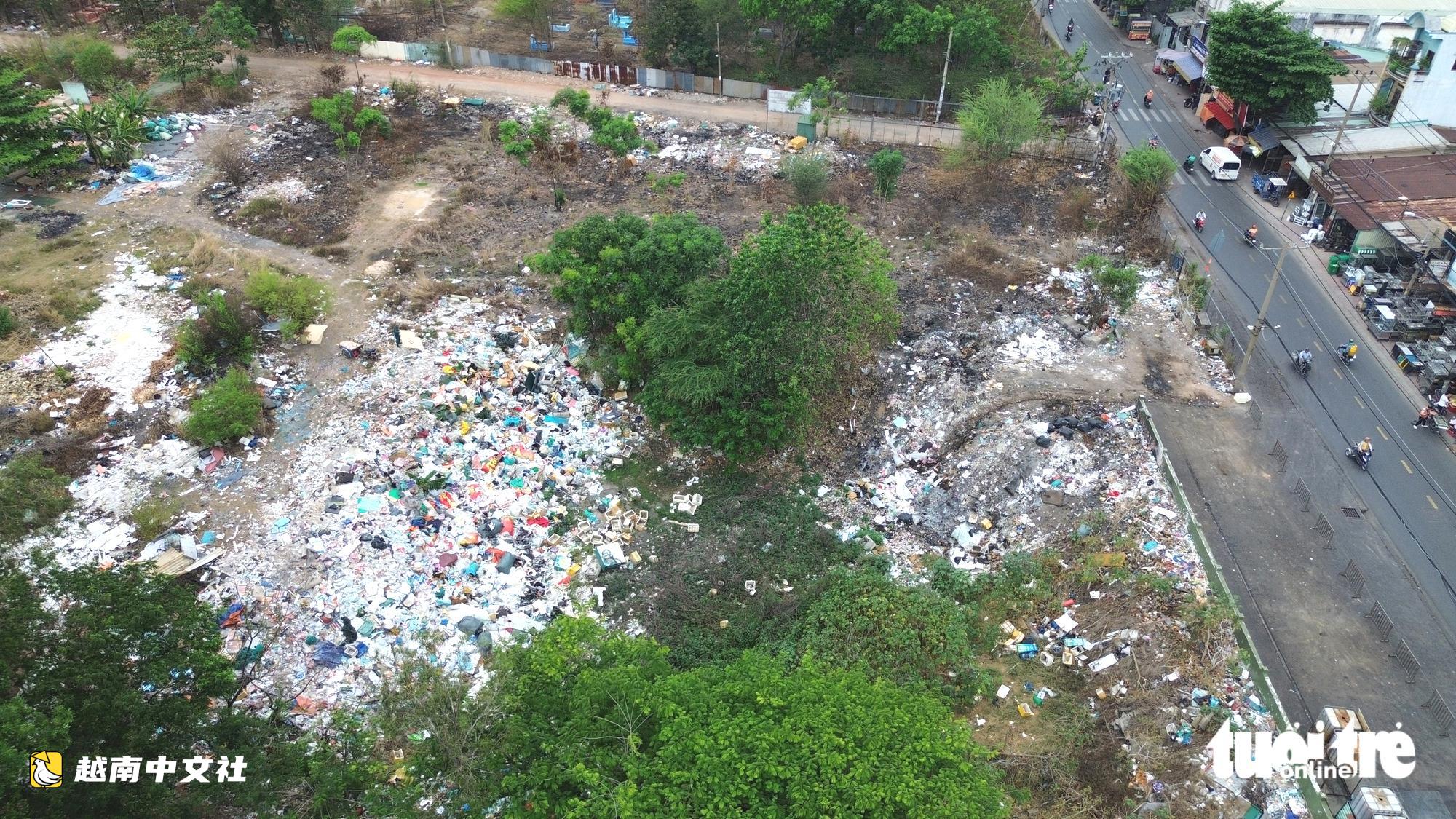 近距離觀察:在越南平興化墓地旁非法倒垃圾並收費