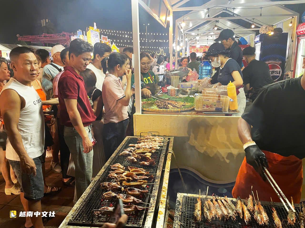 越南峴港海灘美食節人潮湧動,Food Tour美食之旅吸引眾多遊客