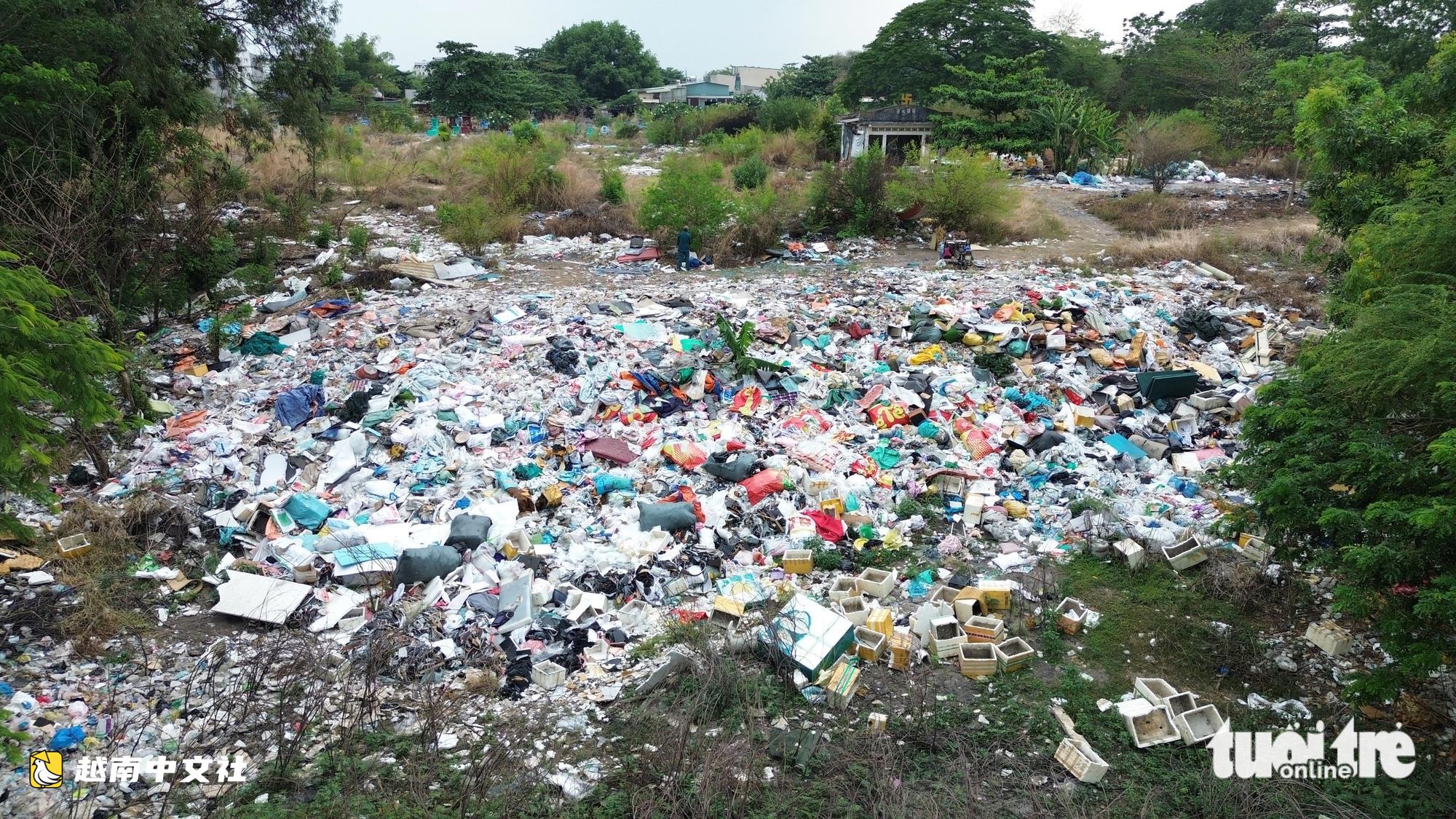 近距離觀察:在越南平興化墓地旁非法倒垃圾並收費