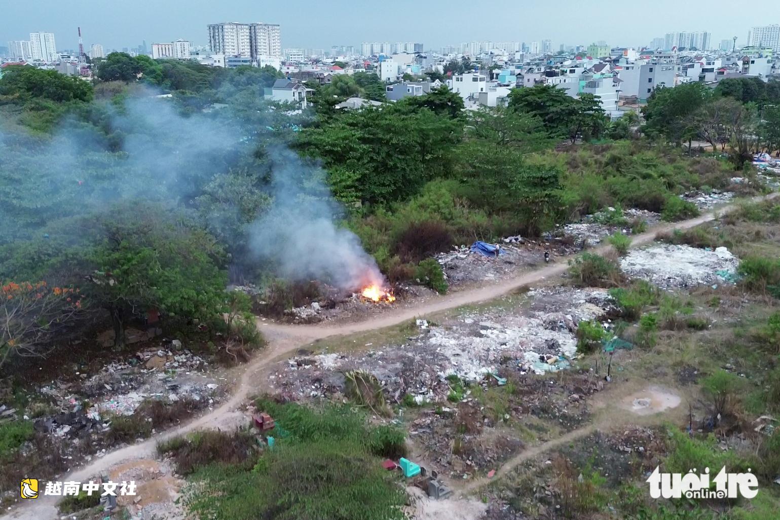 近距離觀察:在越南平興化墓地旁非法倒垃圾並收費