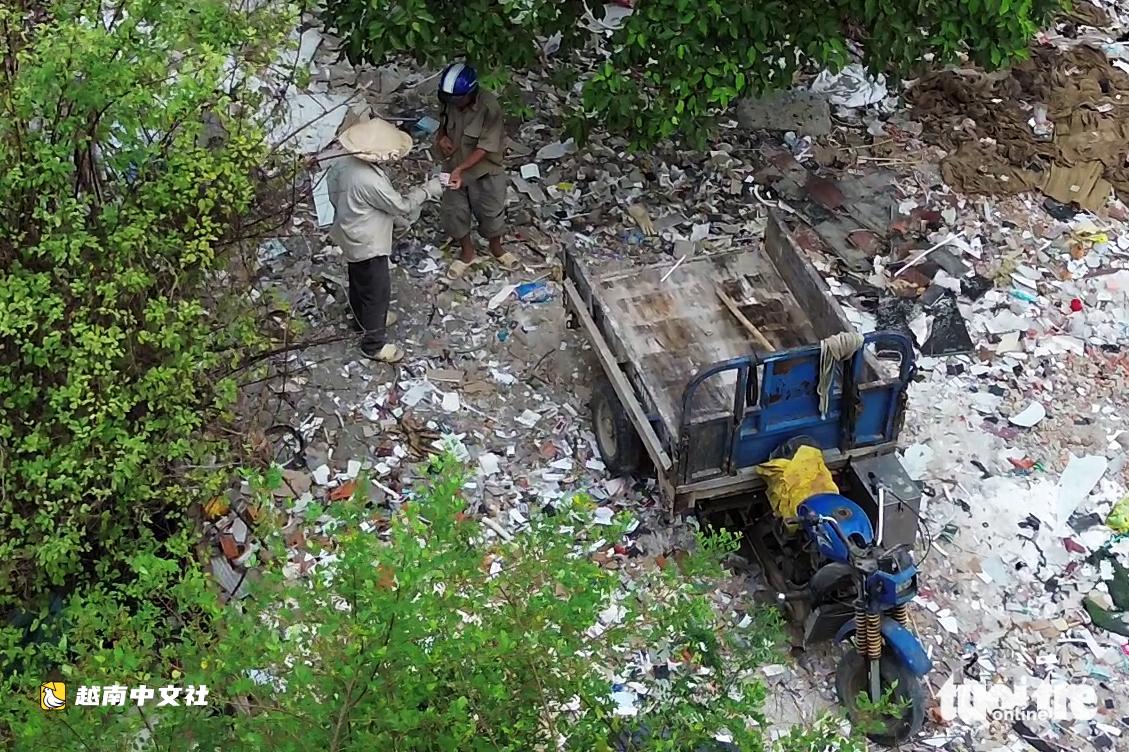 近距離觀察:在越南平興化墓地旁非法倒垃圾並收費