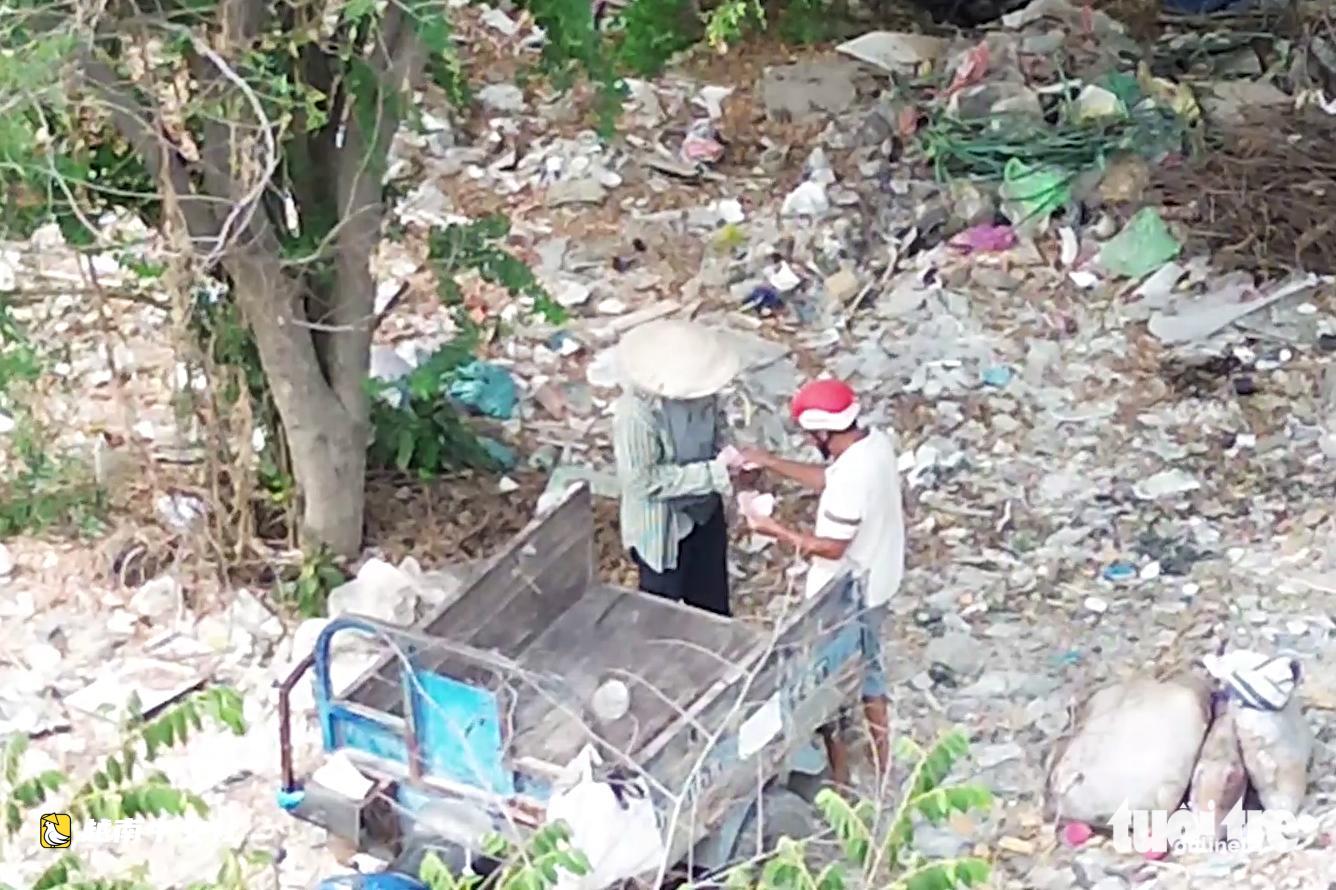 近距離觀察:在越南平興化墓地旁非法倒垃圾並收費