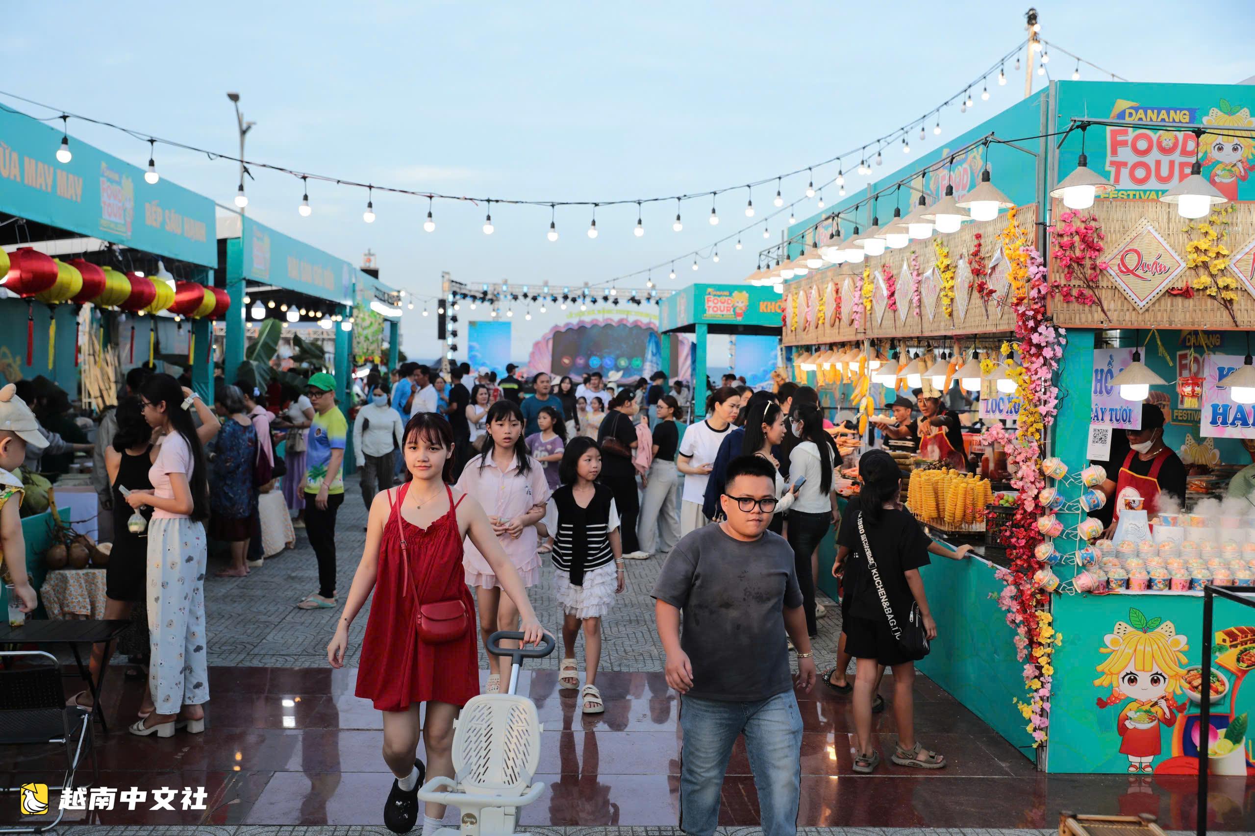 越南廣南省海灘在美食節上人潮湧動,會安在日越文化交流之夜燈火輝煌